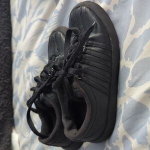 KSwiss boys size 10.5. Black low top.